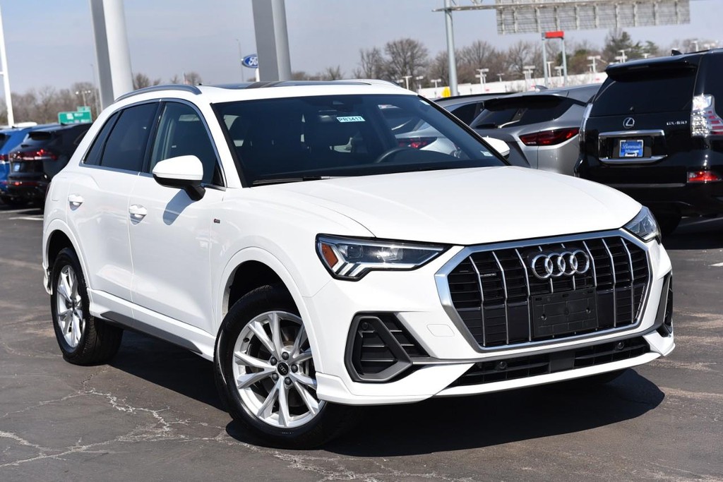 Audi Q3 Vehicle Full-screen Gallery Image 2