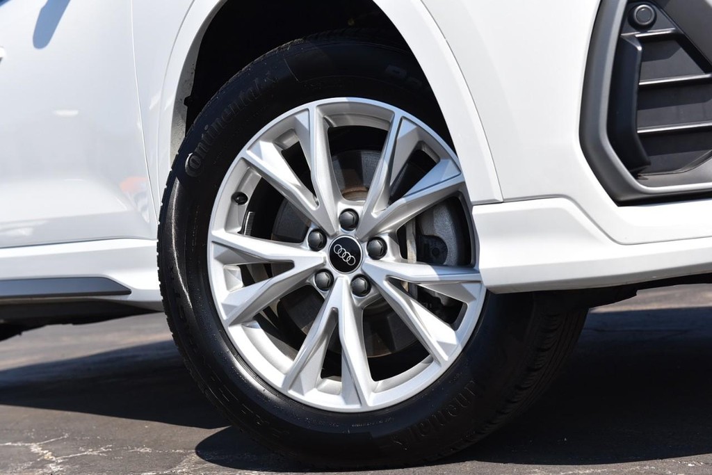 Audi Q3 Vehicle Full-screen Gallery Image 3