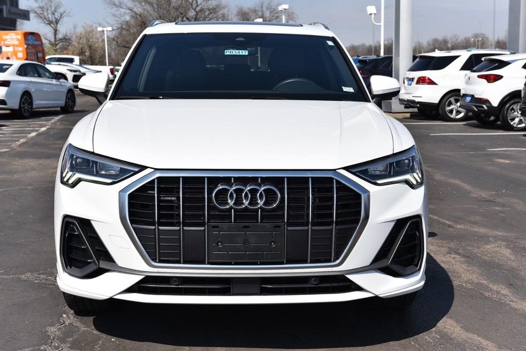 Audi Q3 Vehicle Full-screen Gallery Image 4
