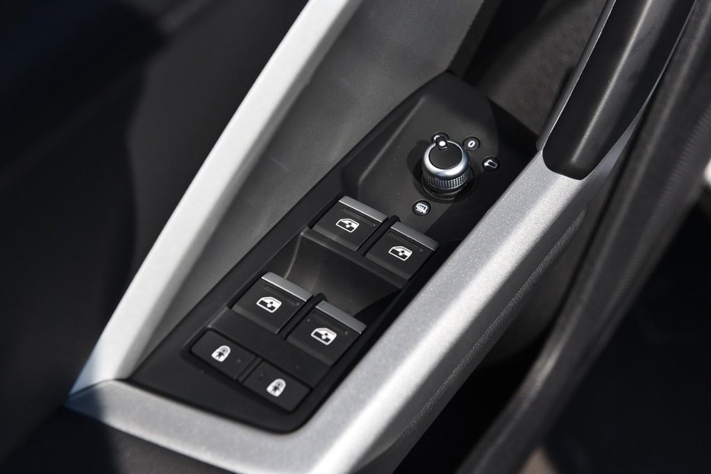 Audi Q3 Vehicle Full-screen Gallery Image 8