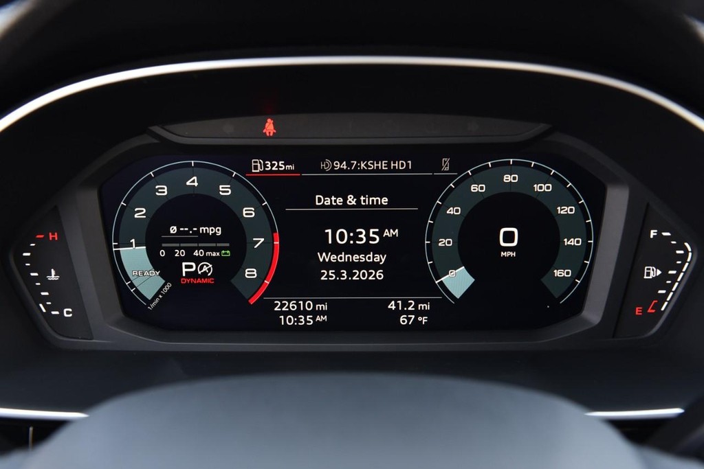 Audi Q3 Vehicle Full-screen Gallery Image 12