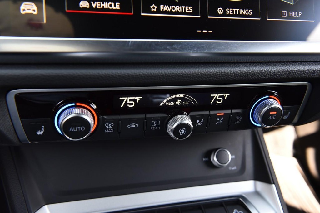 Audi Q3 Vehicle Full-screen Gallery Image 15