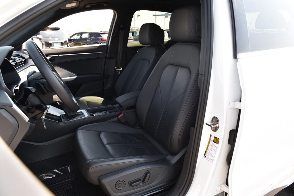 Audi Q3 Vehicle Full-screen Gallery Image 19