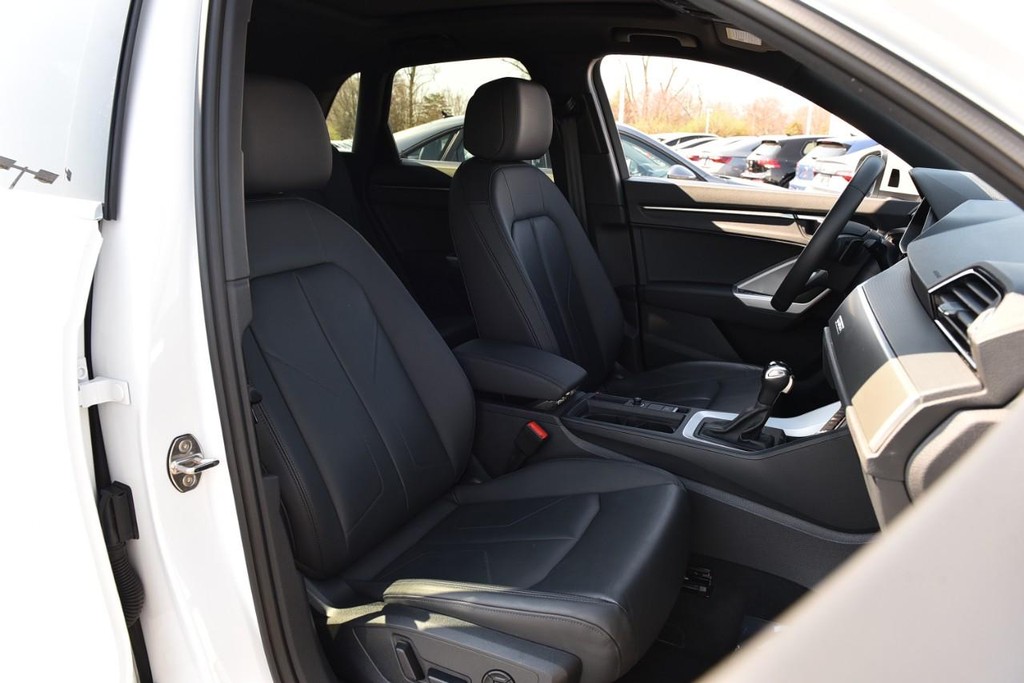 Audi Q3 Vehicle Full-screen Gallery Image 20