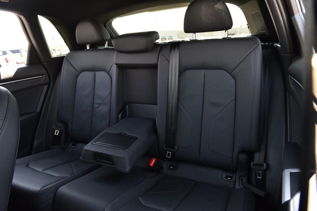 Audi Q3 Vehicle Full-screen Gallery Image 22