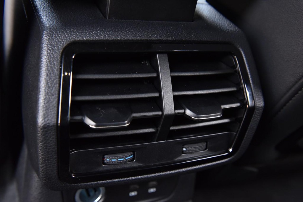 Audi Q3 Vehicle Full-screen Gallery Image 23