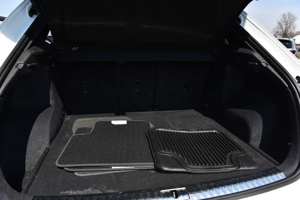 Audi Q3 Vehicle Full-screen Gallery Image 25