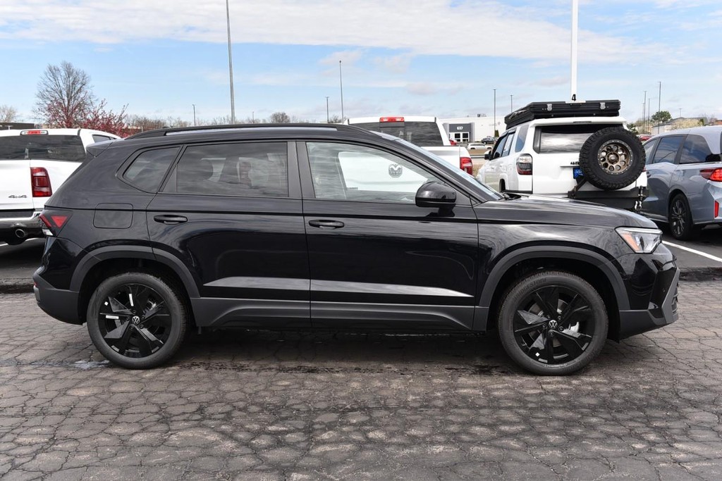 Volkswagen Taos Vehicle Full-screen Gallery Image 5