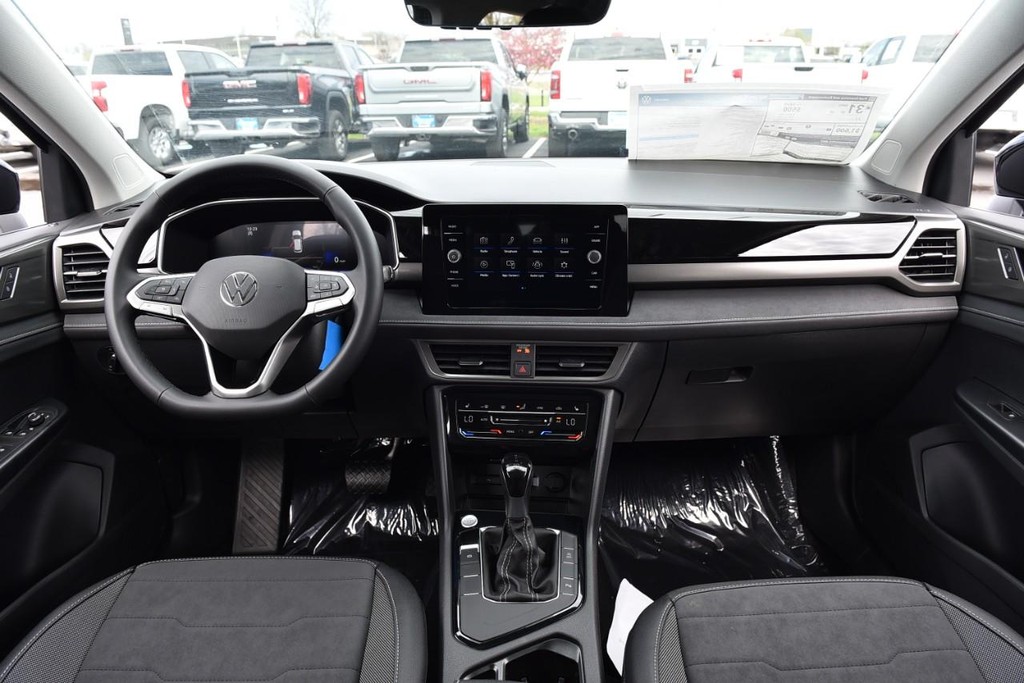 Volkswagen Taos Vehicle Full-screen Gallery Image 7