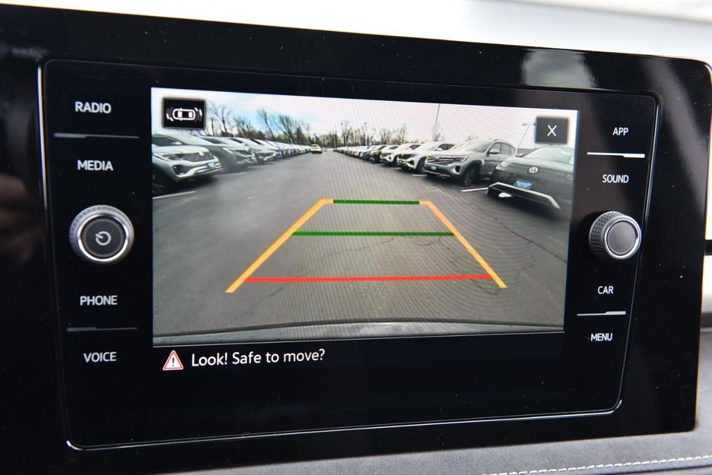 Volkswagen Taos Vehicle Full-screen Gallery Image 12