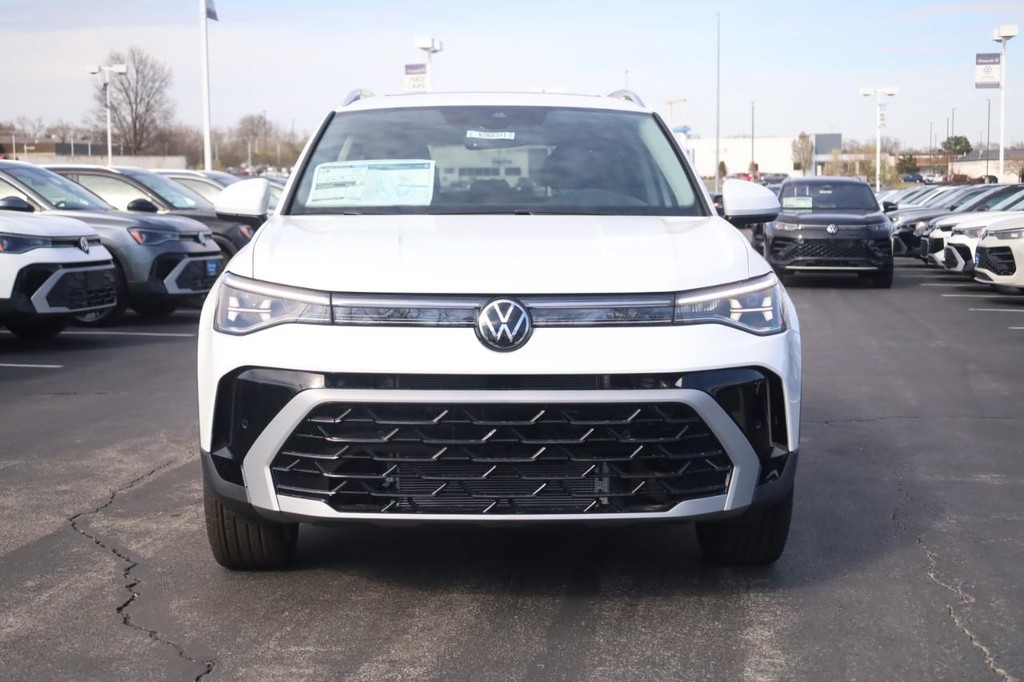 Volkswagen Taos Vehicle Full-screen Gallery Image 3