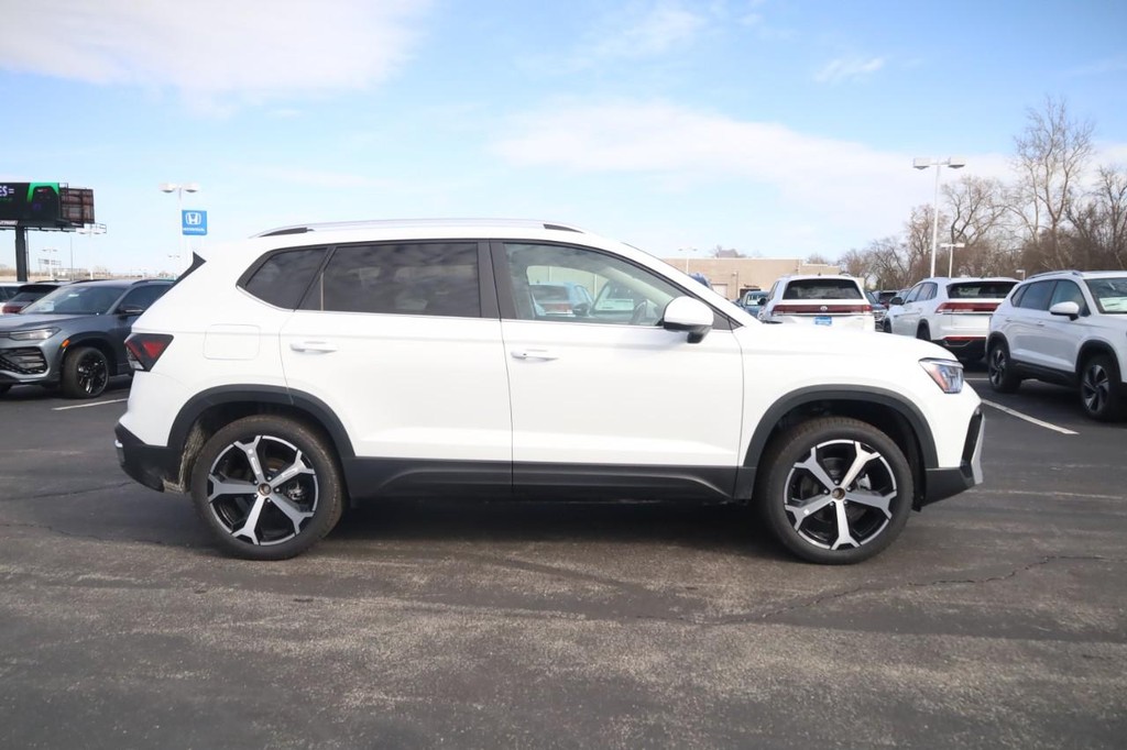 Volkswagen Taos Vehicle Full-screen Gallery Image 4