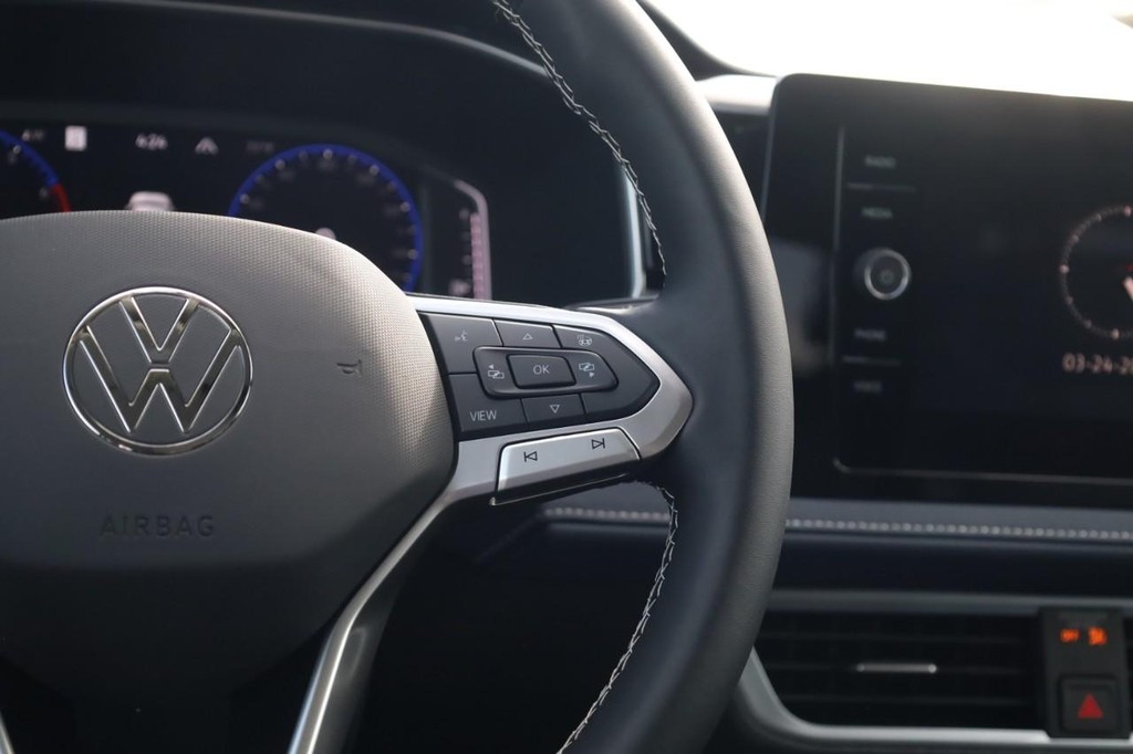 Volkswagen Taos Vehicle Full-screen Gallery Image 8