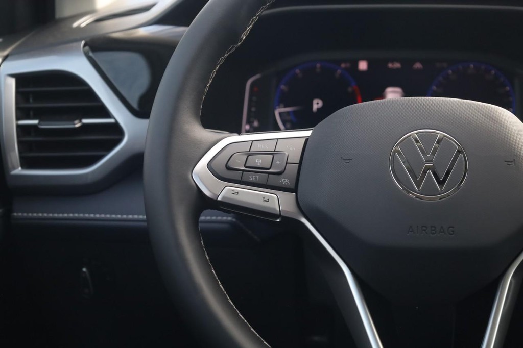 Volkswagen Taos Vehicle Full-screen Gallery Image 9
