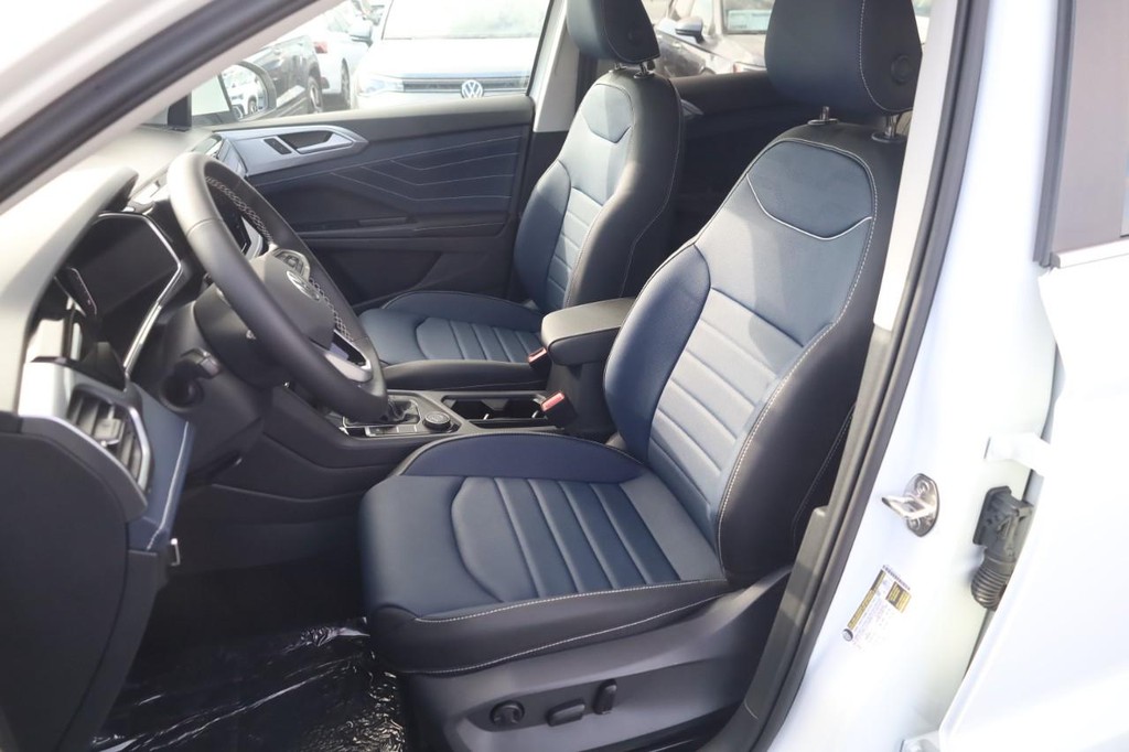 Volkswagen Taos Vehicle Full-screen Gallery Image 18