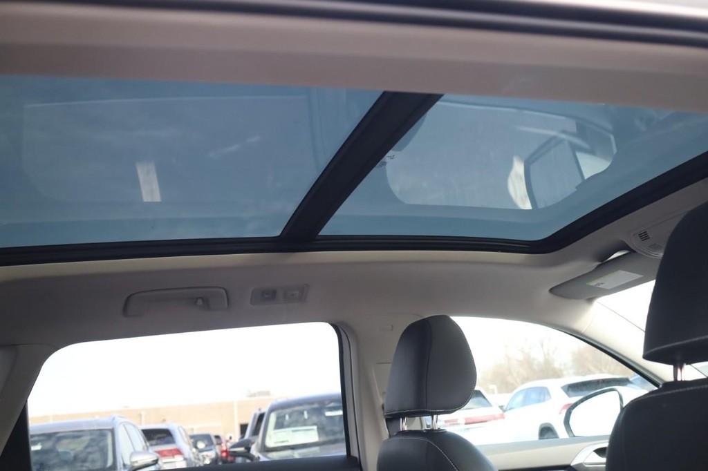 Volkswagen Taos Vehicle Full-screen Gallery Image 21