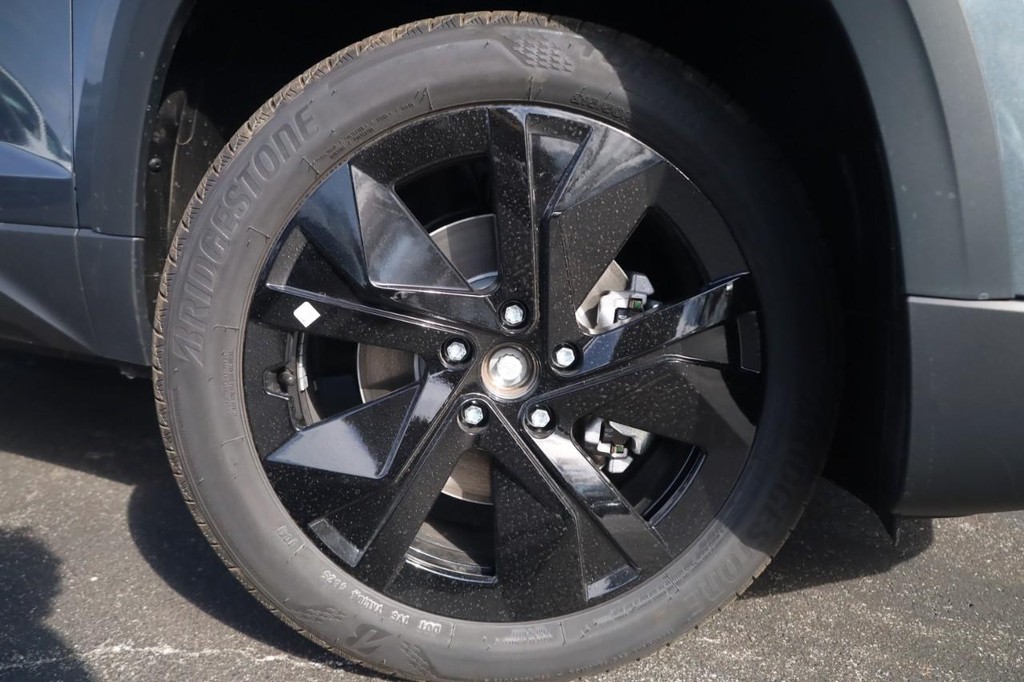 Volkswagen Taos Vehicle Full-screen Gallery Image 2