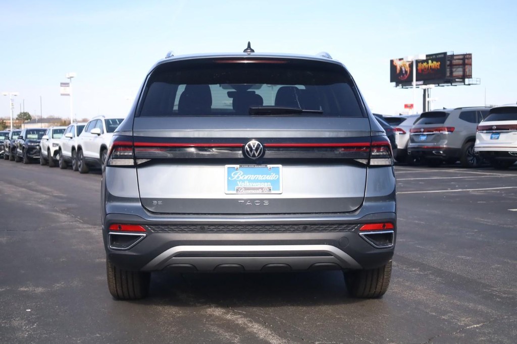 Volkswagen Taos Vehicle Full-screen Gallery Image 5