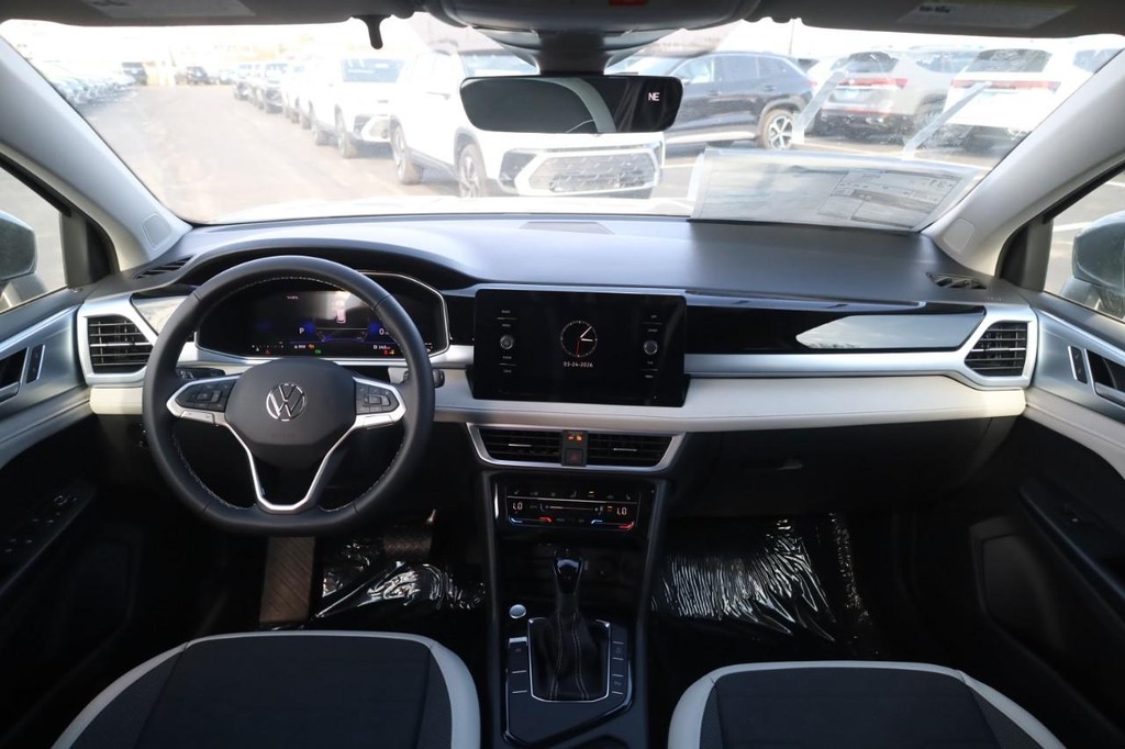 Volkswagen Taos Vehicle Full-screen Gallery Image 6