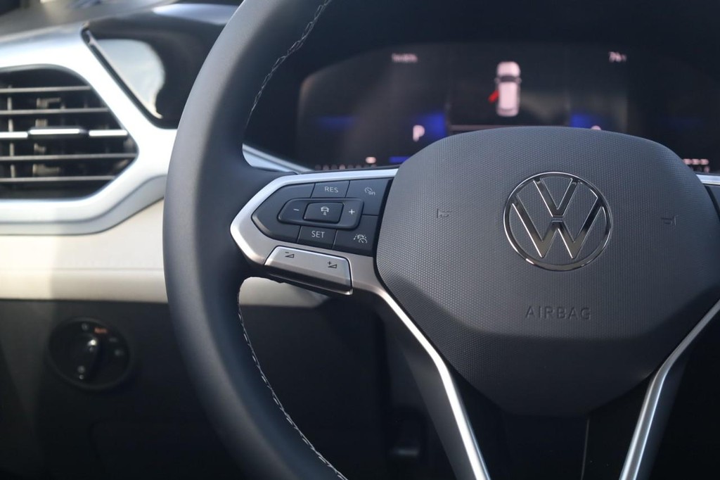 Volkswagen Taos Vehicle Full-screen Gallery Image 9