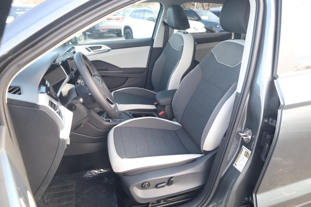 Volkswagen Taos Vehicle Full-screen Gallery Image 18