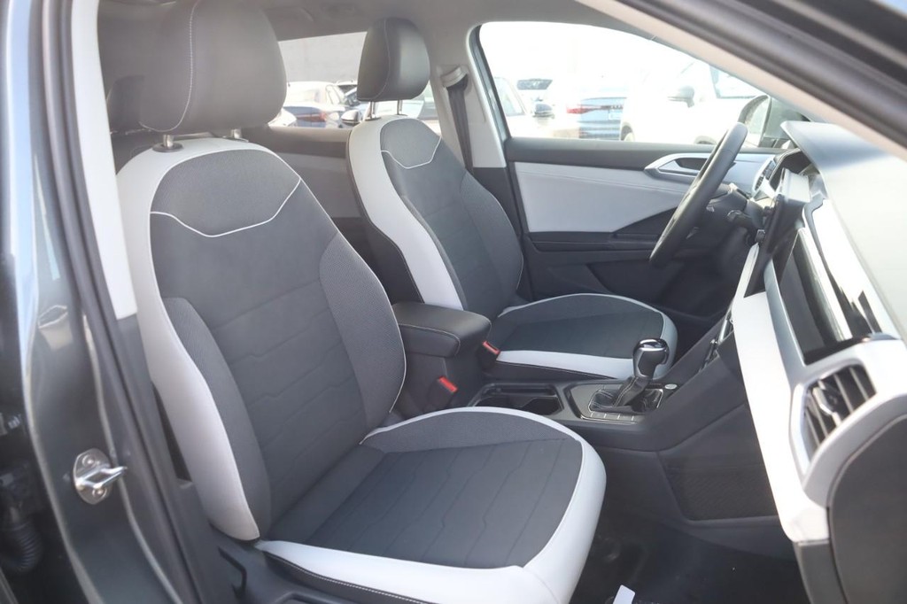 Volkswagen Taos Vehicle Full-screen Gallery Image 19