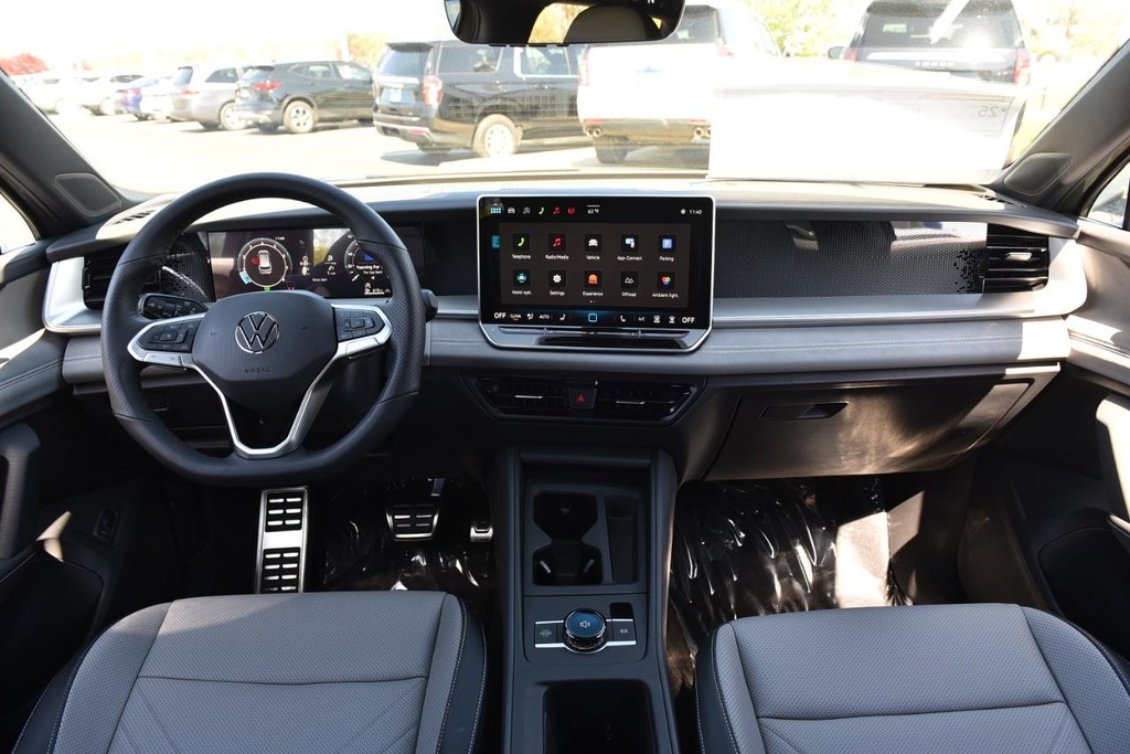 Volkswagen Tiguan Vehicle Full-screen Gallery Image 7