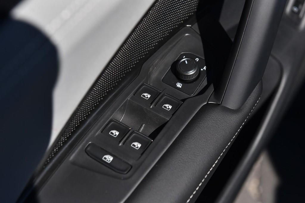 Volkswagen Tiguan Vehicle Full-screen Gallery Image 8