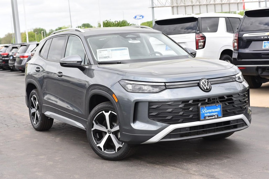 Volkswagen Tiguan Vehicle Full-screen Gallery Image 2