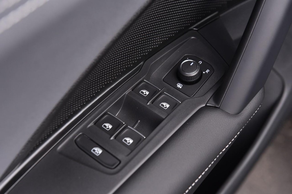 Volkswagen Tiguan Vehicle Full-screen Gallery Image 8