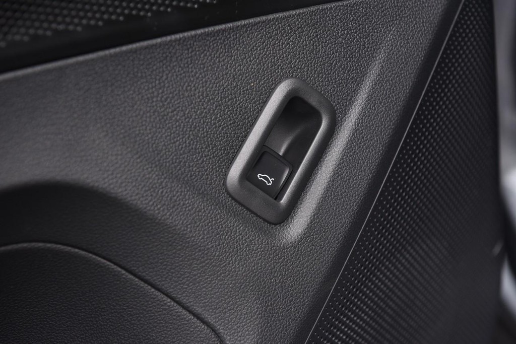 Volkswagen Tiguan Vehicle Full-screen Gallery Image 9