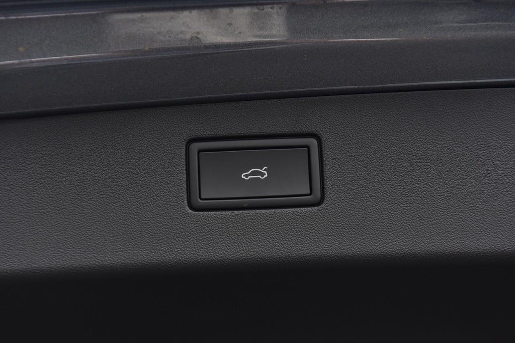 Volkswagen Tiguan Vehicle Full-screen Gallery Image 26