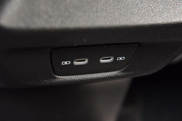 Volkswagen Tiguan Vehicle Image 24