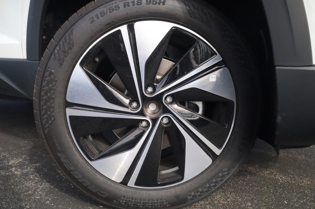 Volkswagen Taos Vehicle Full-screen Gallery Image 2