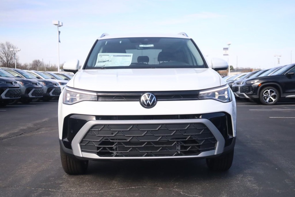 Volkswagen Taos Vehicle Full-screen Gallery Image 3