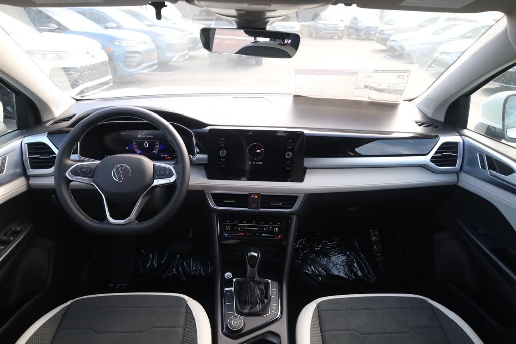 Volkswagen Taos Vehicle Full-screen Gallery Image 6