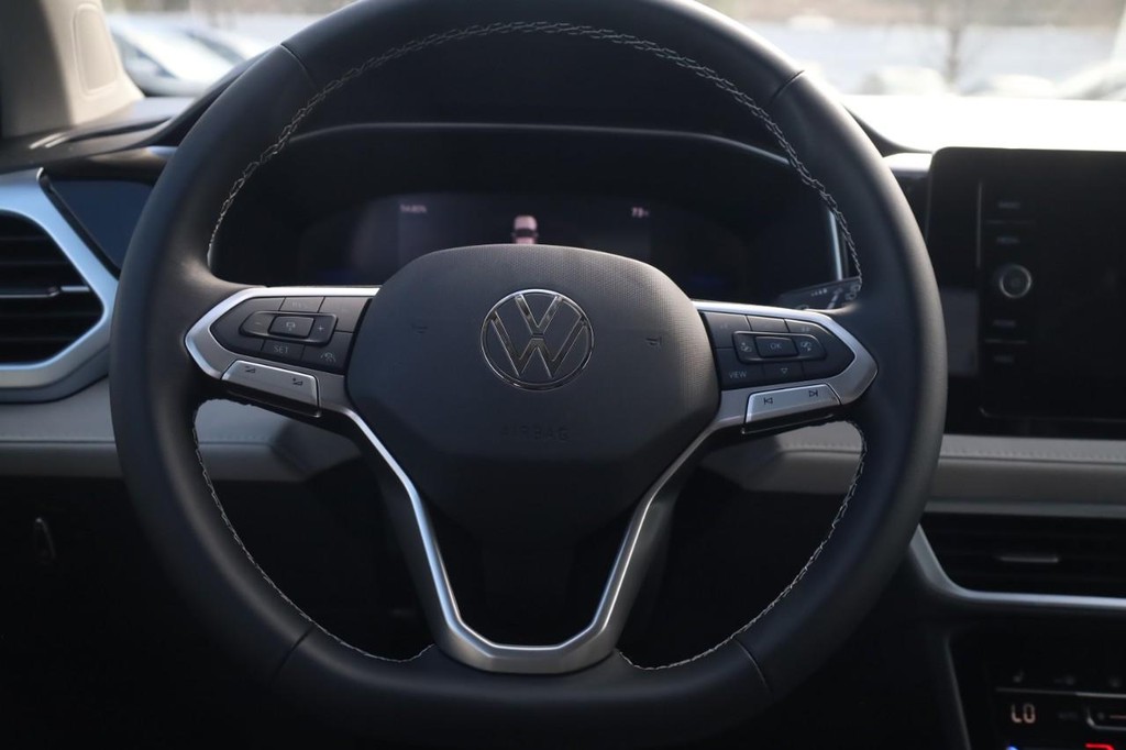 Volkswagen Taos Vehicle Full-screen Gallery Image 7
