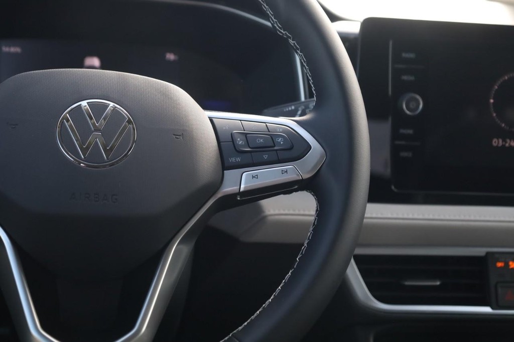 Volkswagen Taos Vehicle Full-screen Gallery Image 8