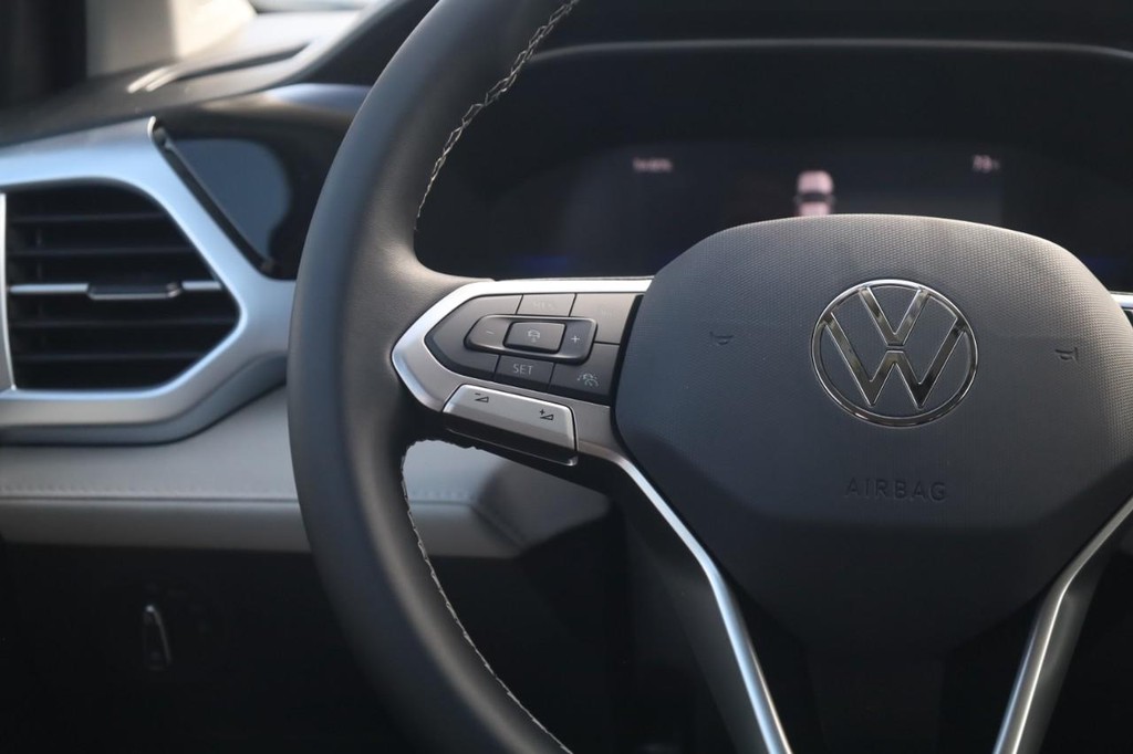 Volkswagen Taos Vehicle Full-screen Gallery Image 9