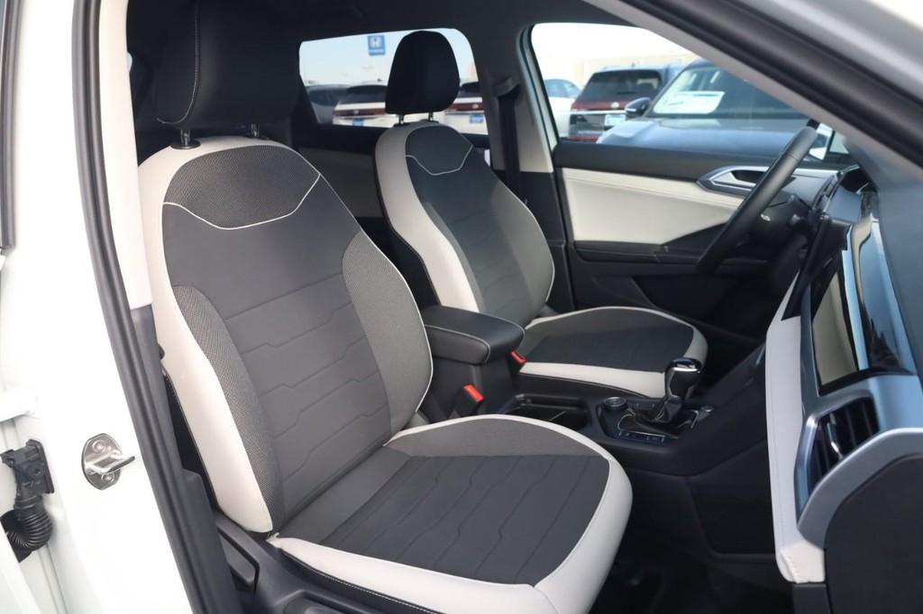 Volkswagen Taos Vehicle Full-screen Gallery Image 19