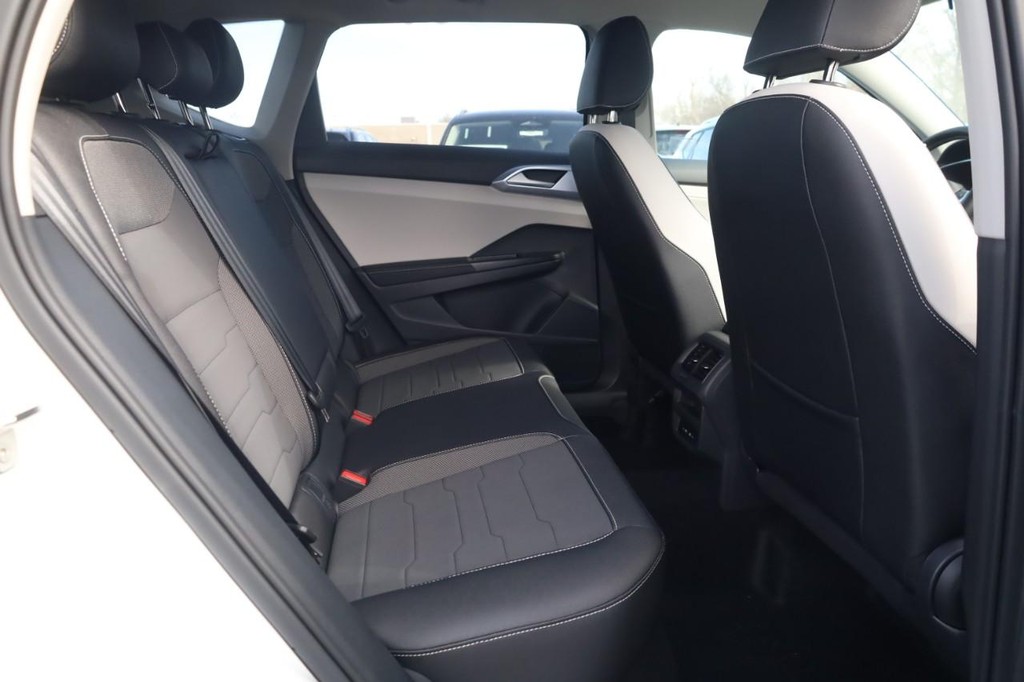 Volkswagen Taos Vehicle Full-screen Gallery Image 20