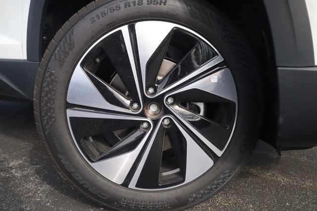 Volkswagen Taos Vehicle Image 02