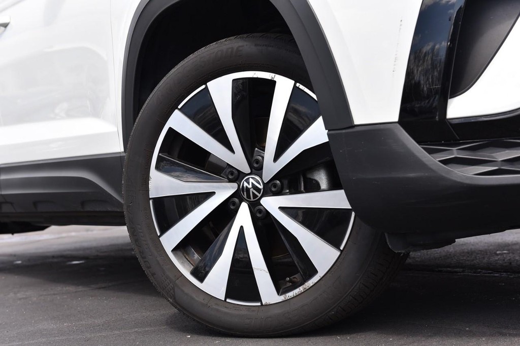 Volkswagen Taos Vehicle Full-screen Gallery Image 3
