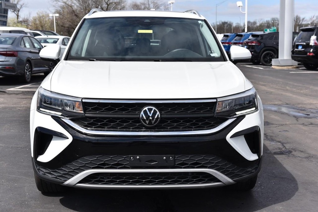 Volkswagen Taos Vehicle Full-screen Gallery Image 4