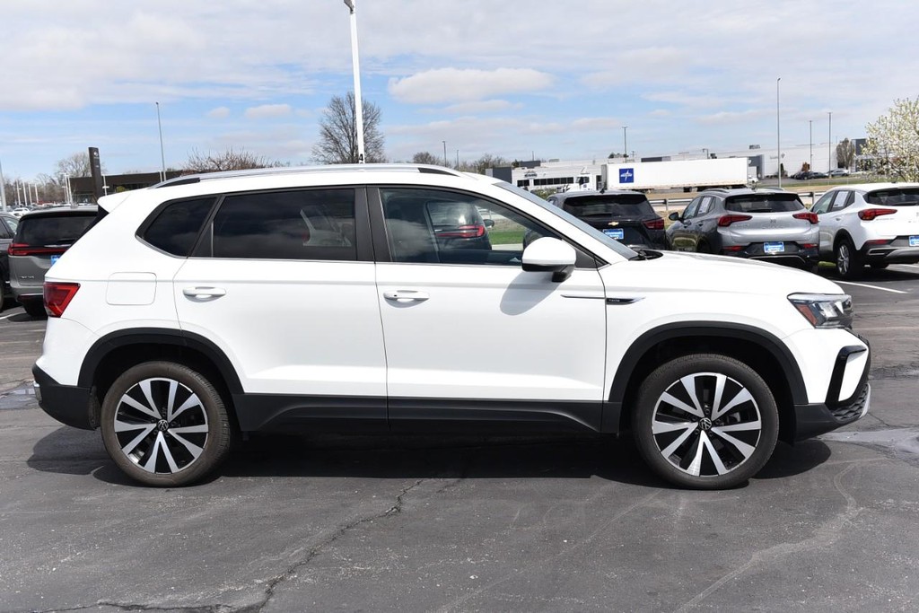 Volkswagen Taos Vehicle Full-screen Gallery Image 5