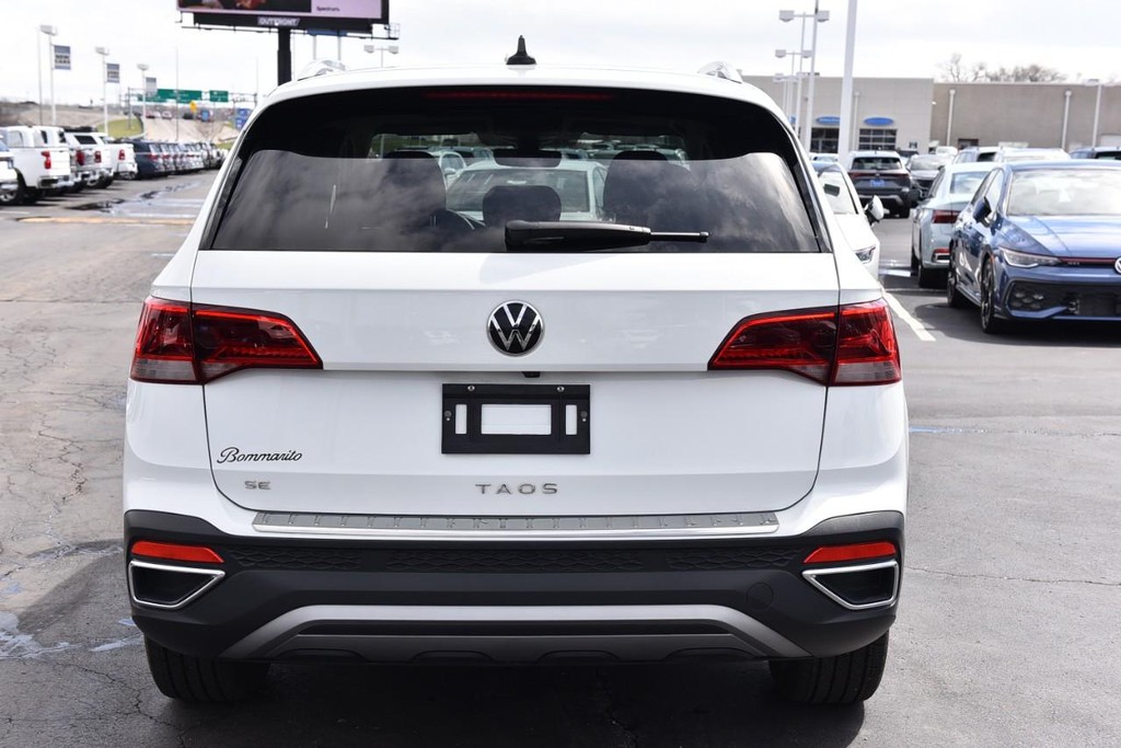 Volkswagen Taos Vehicle Full-screen Gallery Image 6