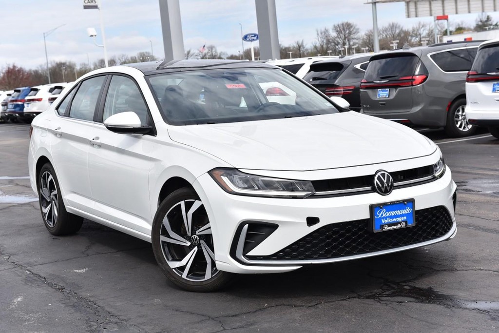 Volkswagen Jetta Vehicle Full-screen Gallery Image 2