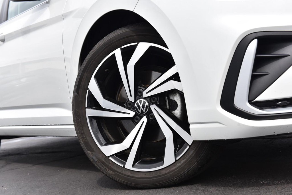 Volkswagen Jetta Vehicle Full-screen Gallery Image 3