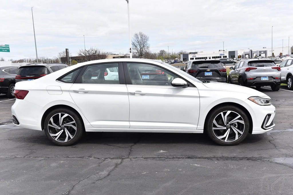 Volkswagen Jetta Vehicle Full-screen Gallery Image 5