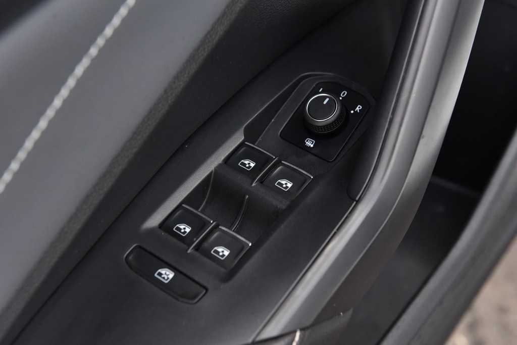 Volkswagen Jetta Vehicle Full-screen Gallery Image 8